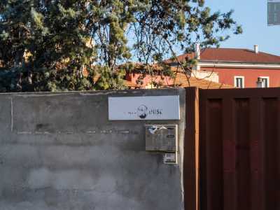 Sul cancello d�ingresso � per� presente l�insegna (seppur quasi cancellata) del Teatro Duse. Segno che l�edificio in tempi pi� o meno recenti � stato utilizzato